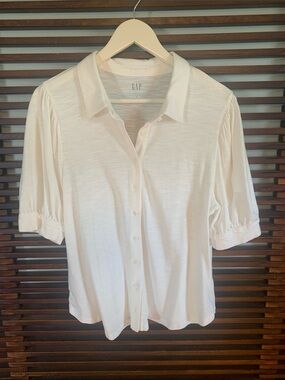 🎉NEW LISTING!🎉GAP White Short-Sleeve Button-Down Blouse